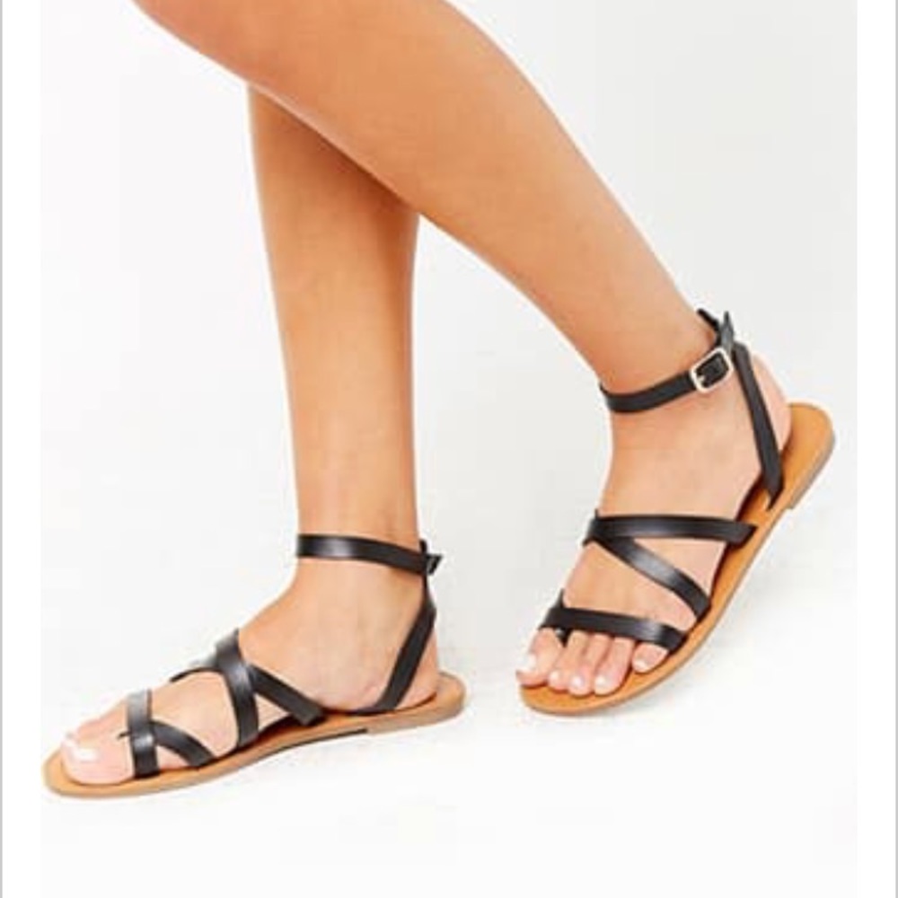 FAUX LEATHER ANKLE CRISSCROSSING SANDALS